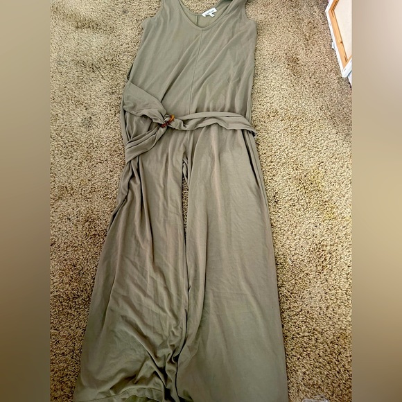 Adorable Jumpsuit with tie - Picture 1 of 4